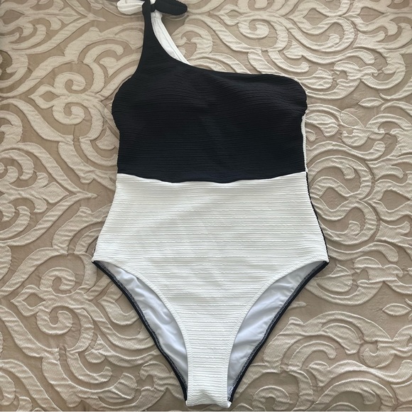 Cupshe Black and white one shoulder one piece swimsuit - Picture 2 of 4